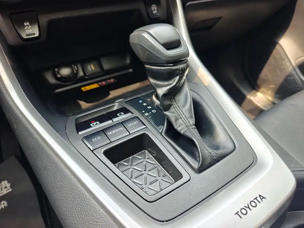 Toyota RAV4 — фото 14