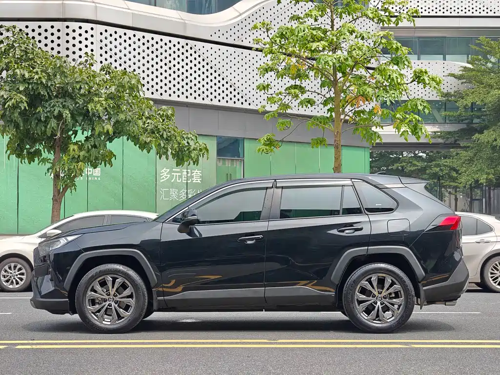 Toyota RAV4 — фото 4