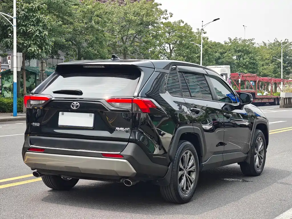 Toyota RAV4 — фото 7
