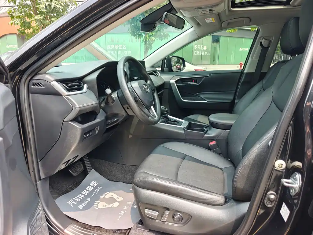 Toyota RAV4 — фото 8