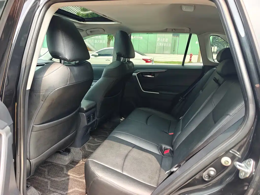 Toyota RAV4 — фото 9