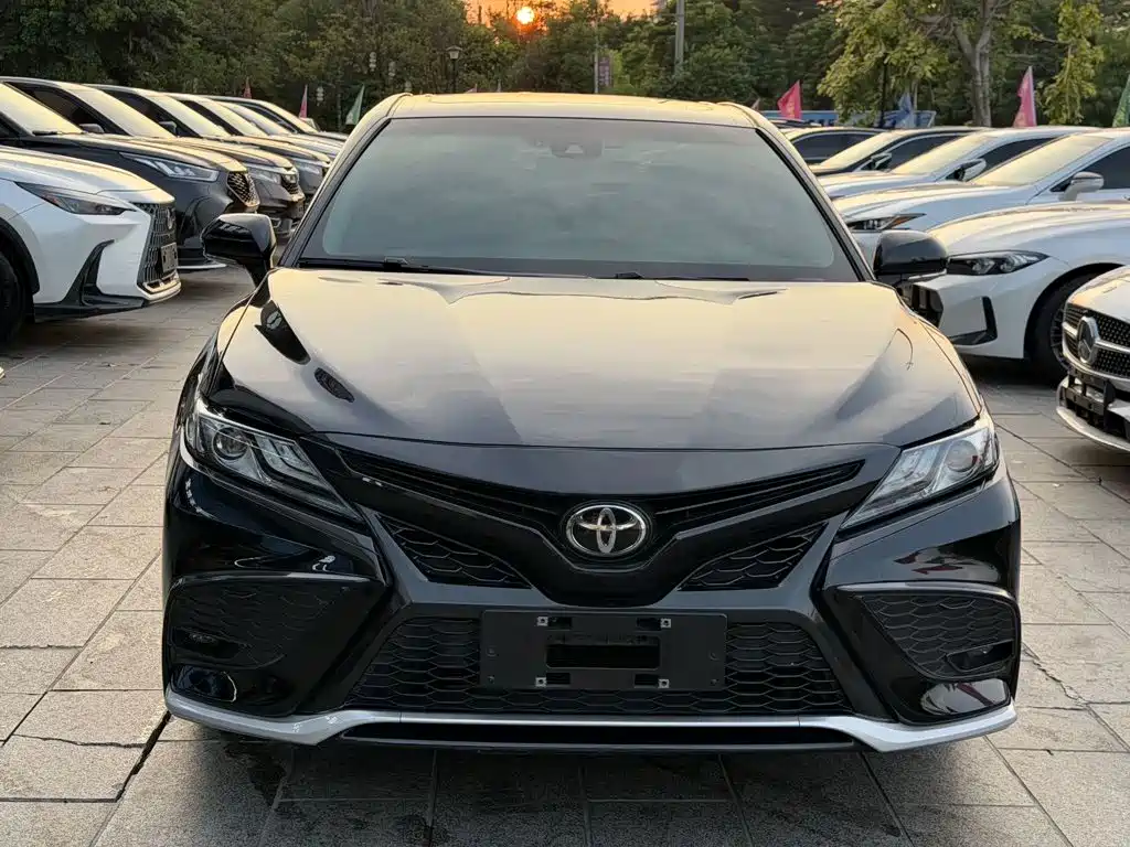 Toyota Camry — фото 2