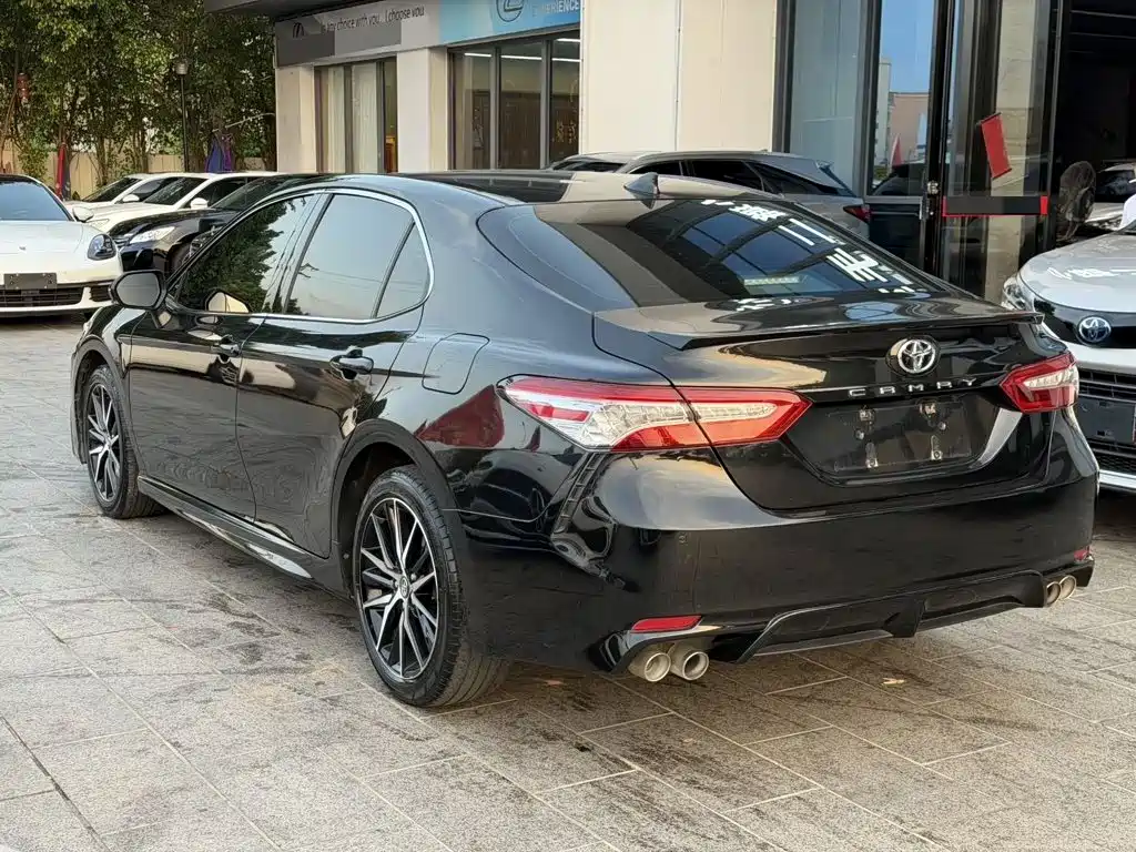 Toyota Camry — фото 9