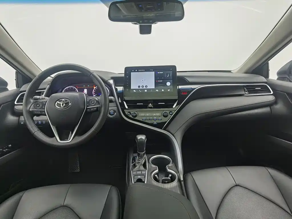 Toyota Camry — фото 5