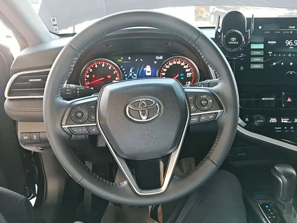 Toyota Camry — фото 11
