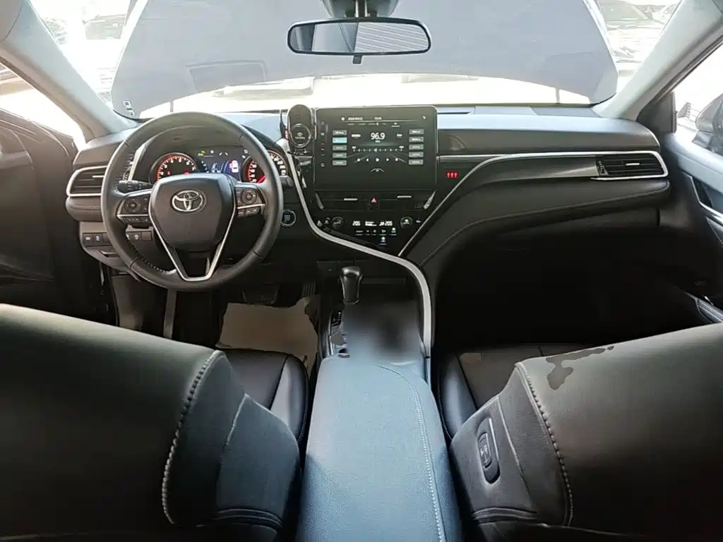 Toyota Camry — фото 10