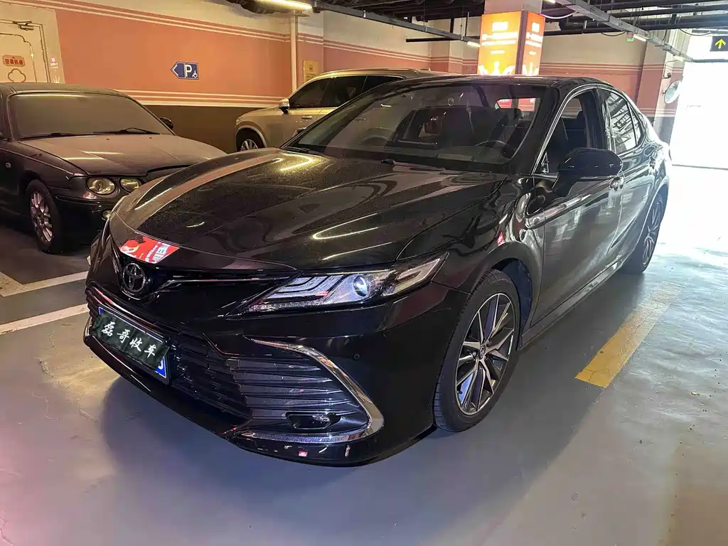 Toyota Camry — фото 1
