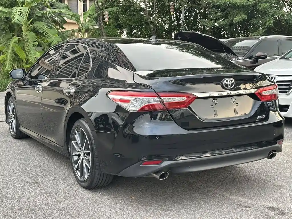 Toyota Camry — фото 5