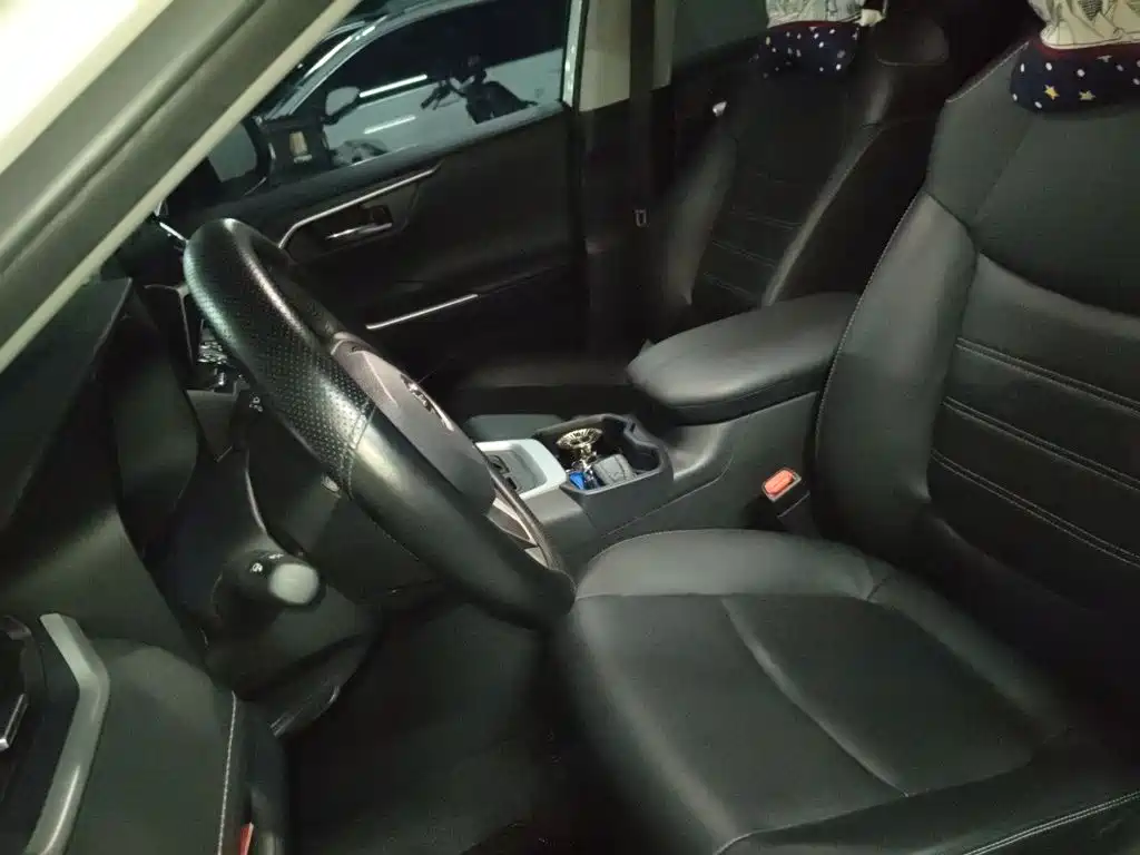 Toyota RAV4 — фото 11