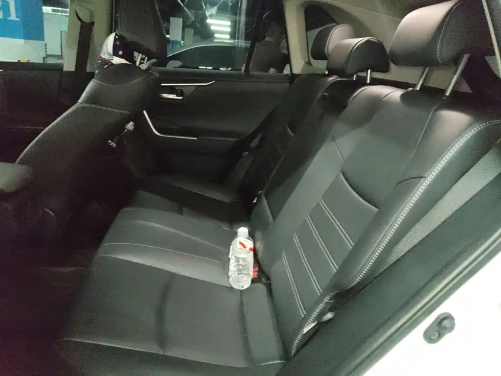 Toyota RAV4 — фото 13