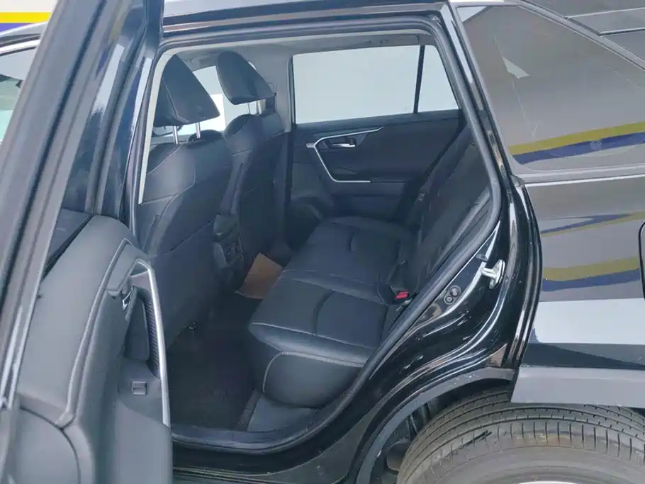 Toyota RAV4 — фото 11