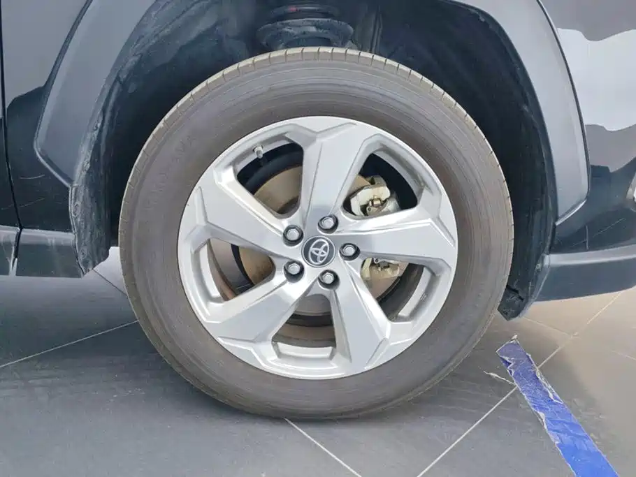 Toyota RAV4 — фото 6