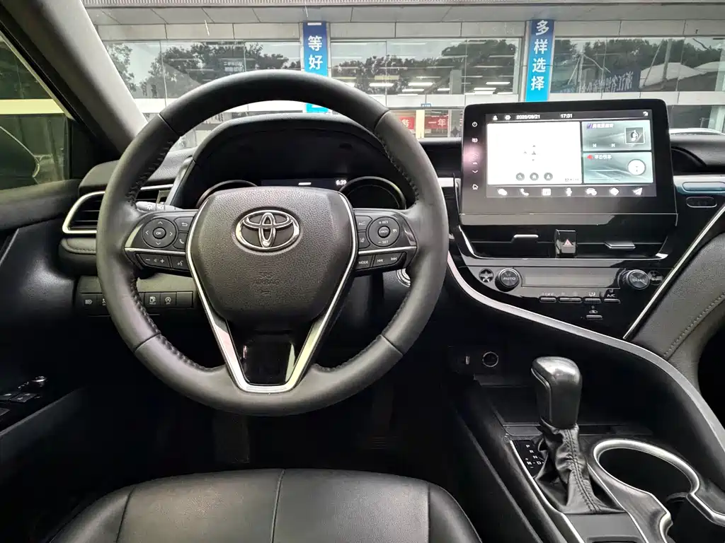Toyota Camry — фото 13