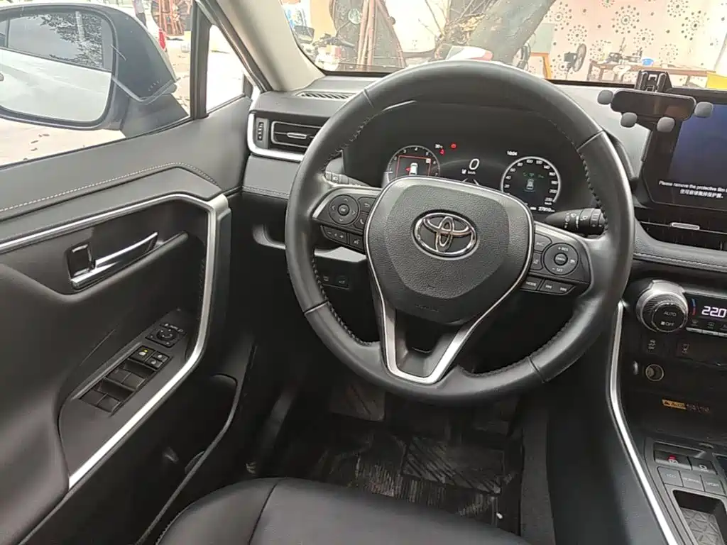 Toyota RAV4 — фото 11