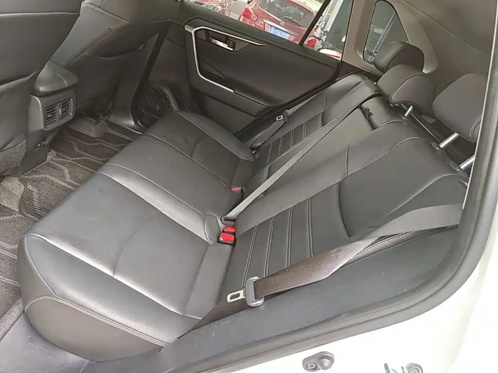 Toyota RAV4 — фото 17
