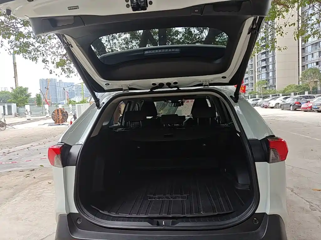 Toyota RAV4 — фото 19