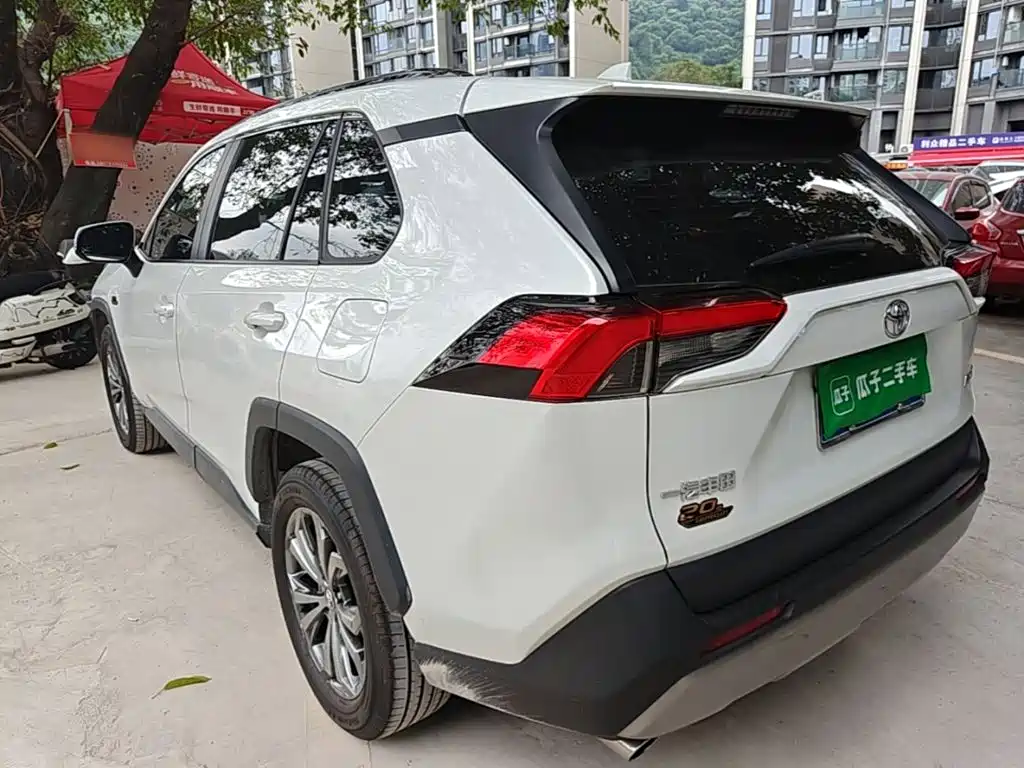 Toyota RAV4 — фото 5