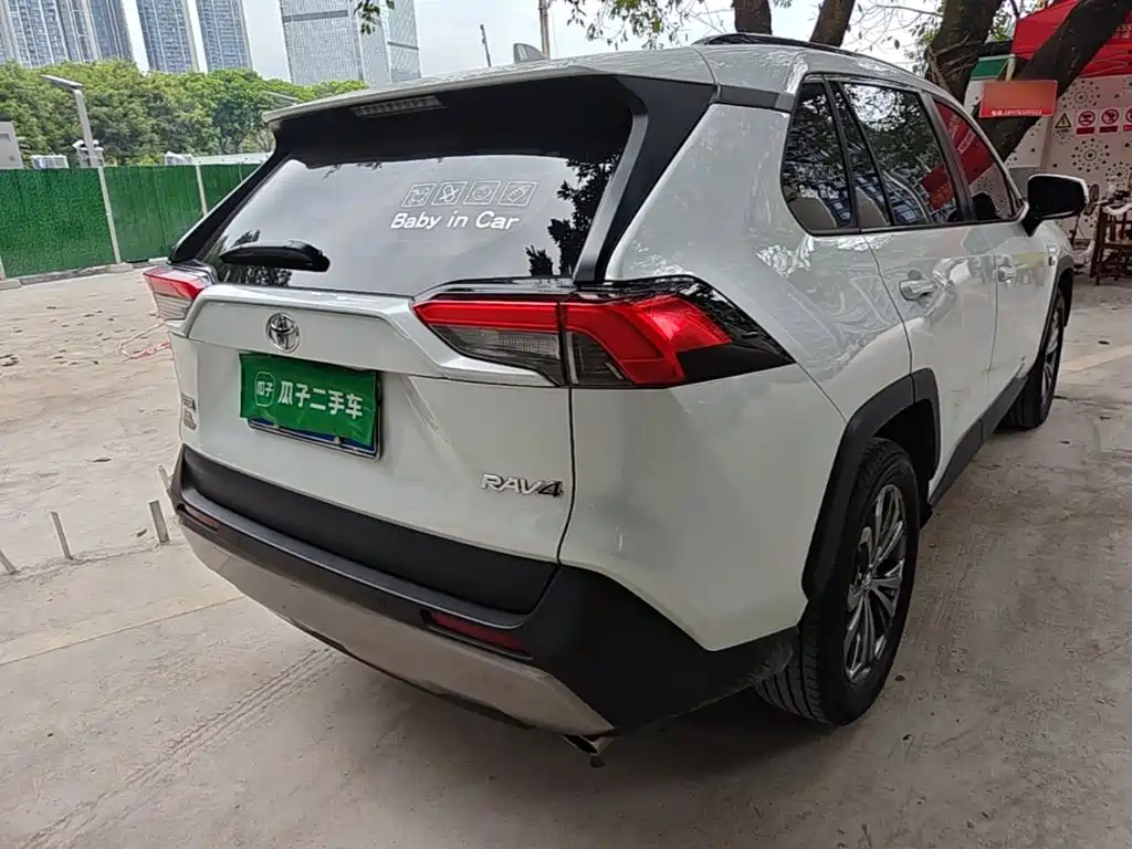 Toyota RAV4 — фото 7