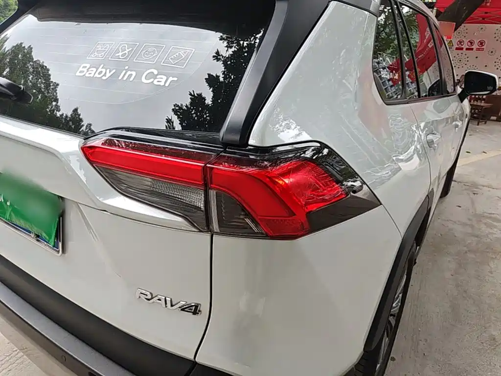 Toyota RAV4 — фото 8