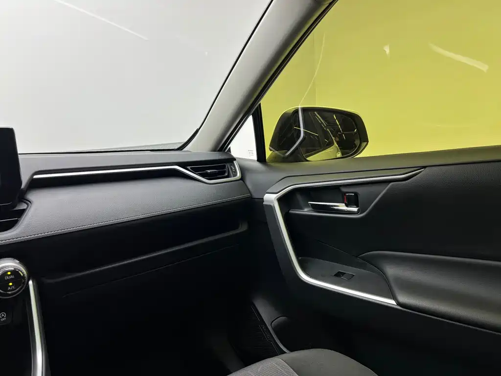 Toyota RAV4 — фото 15
