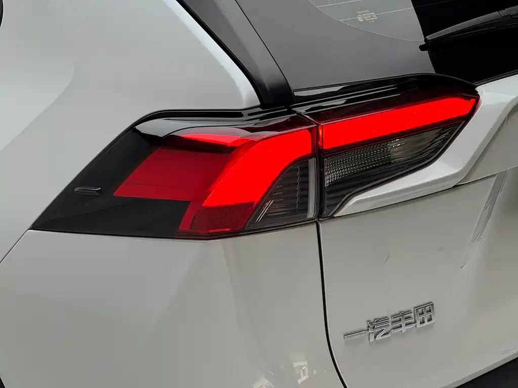 Toyota RAV4 — фото 18