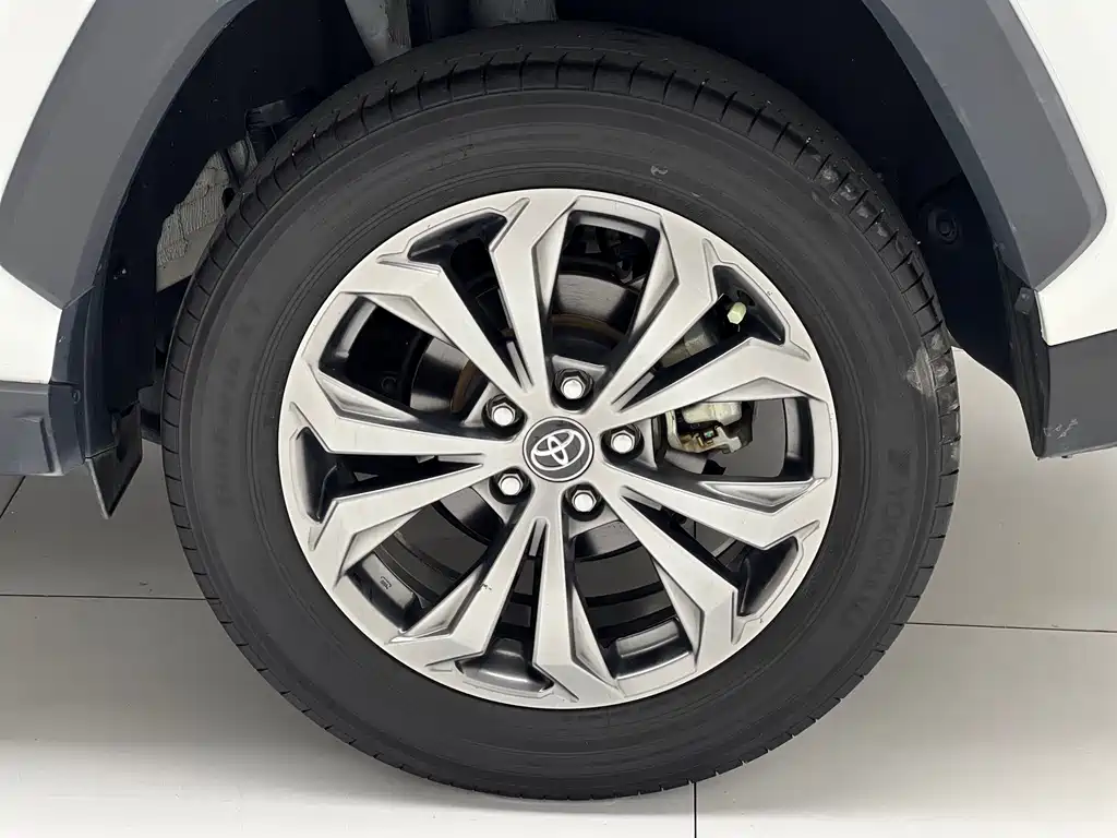 Toyota RAV4 — фото 19