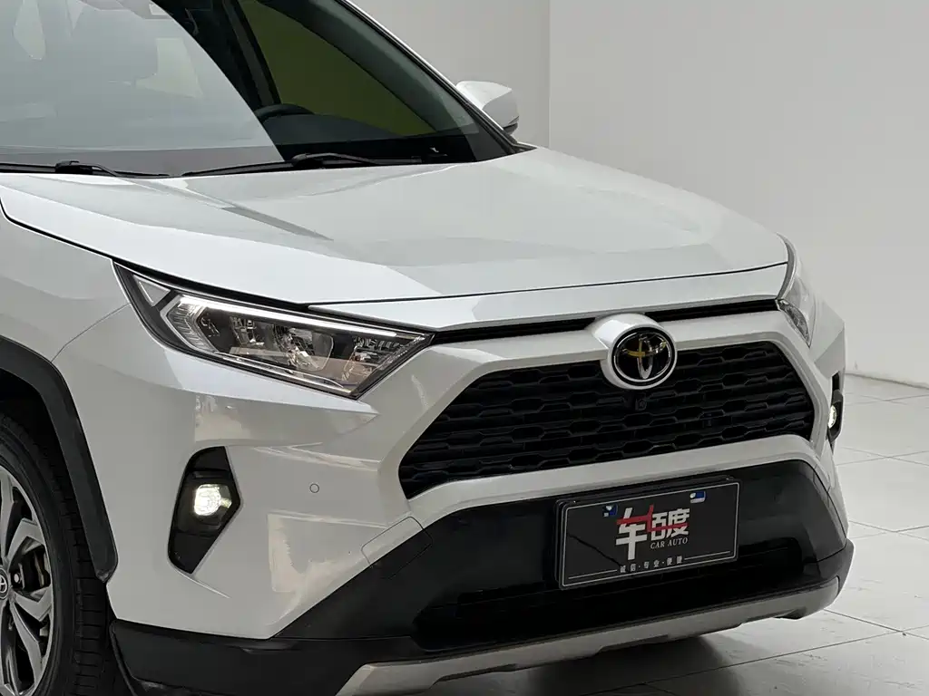 Toyota RAV4 — фото 20