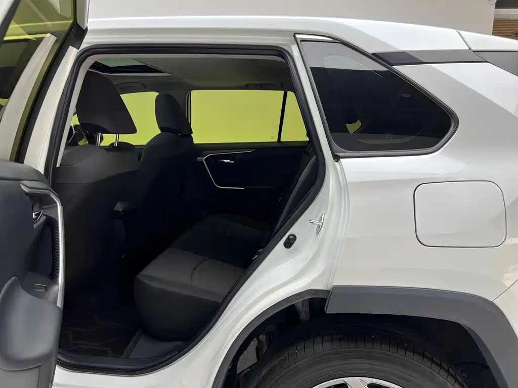 Toyota RAV4 — фото 8