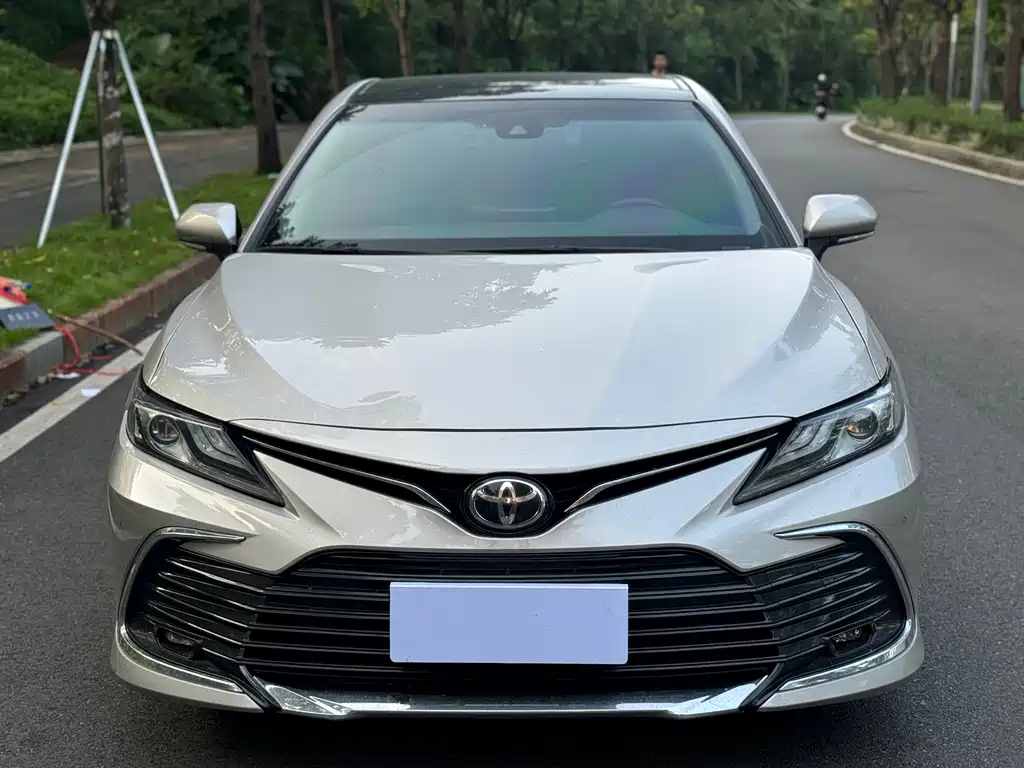 Toyota Camry — фото 2