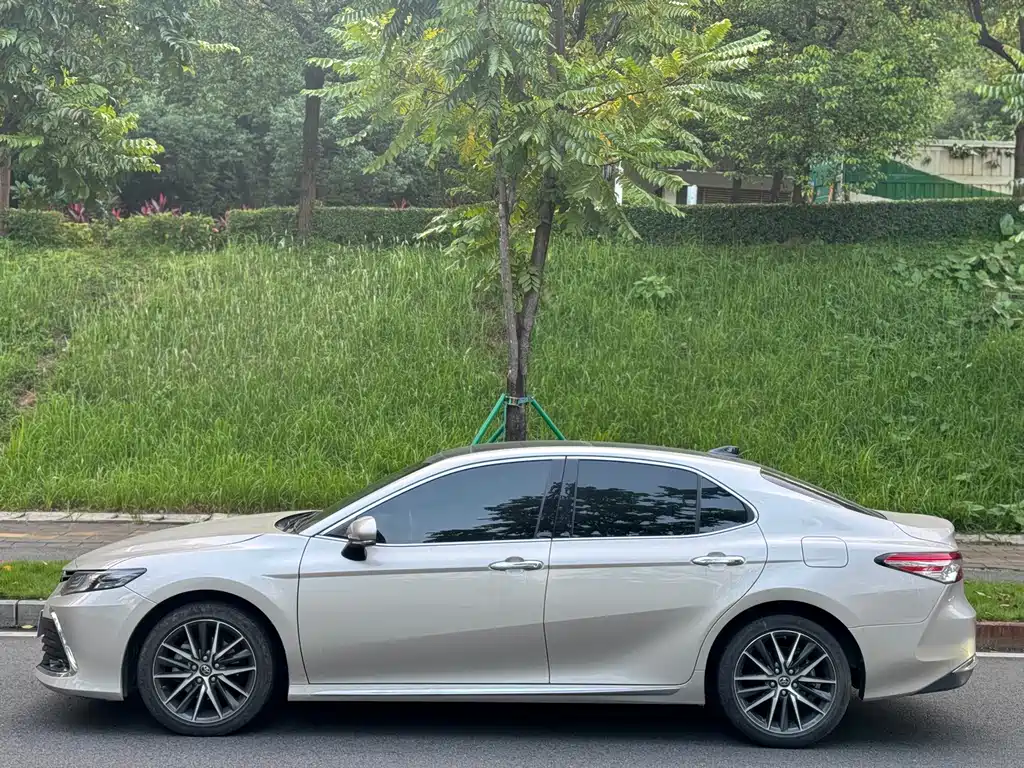 Toyota Camry — фото 4
