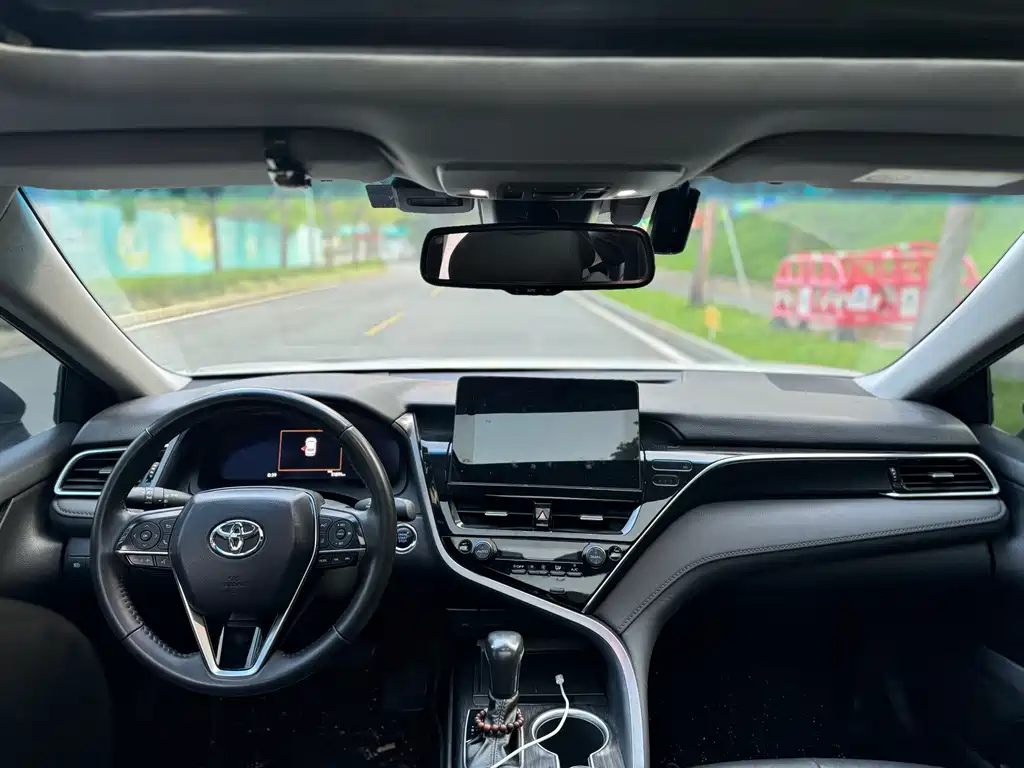 Toyota Camry — фото 9