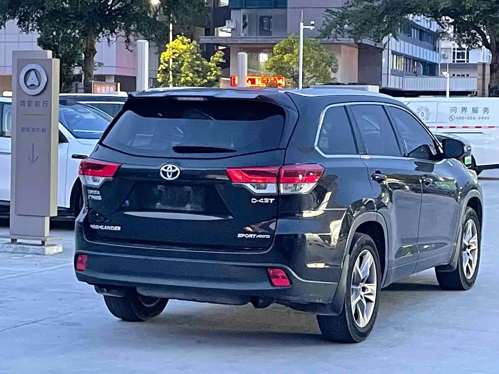 Toyota Highlander — фото 9