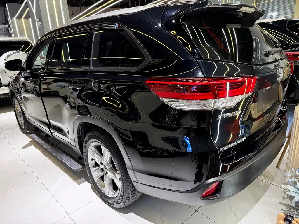 Toyota Highlander — фото 6