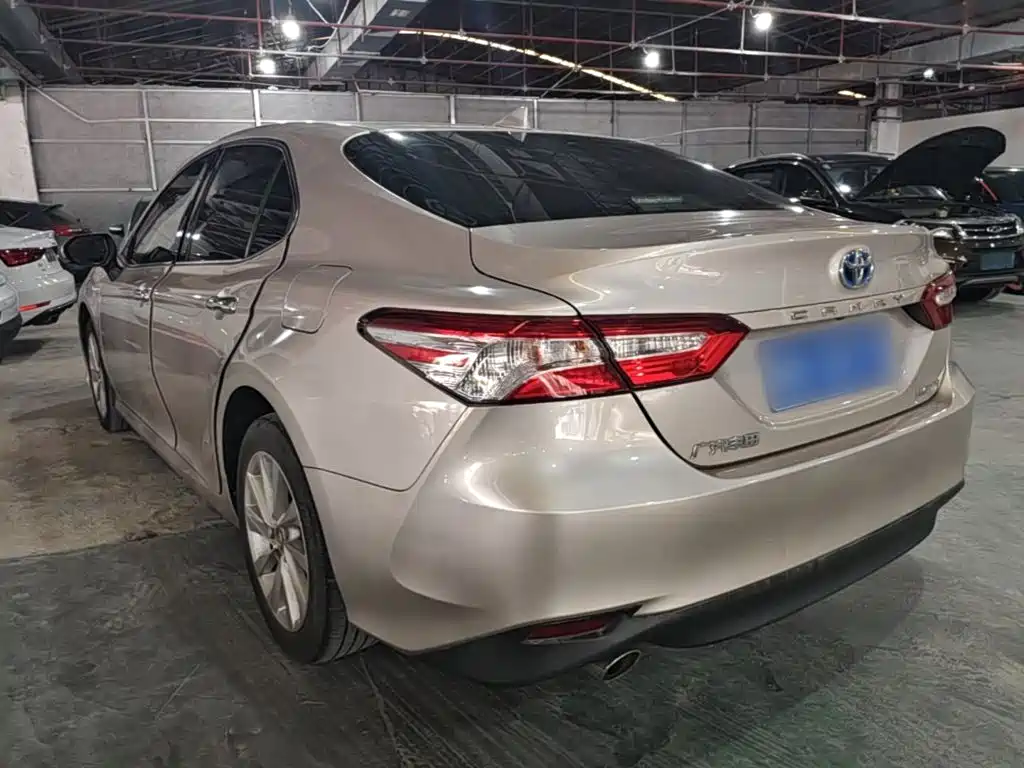 Toyota Camry — фото 5