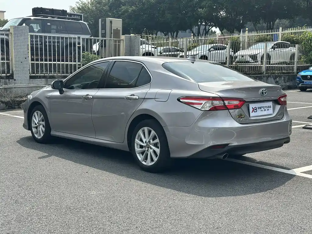 Toyota Camry — фото 15
