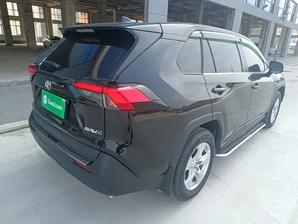 Toyota RAV4 — фото 7