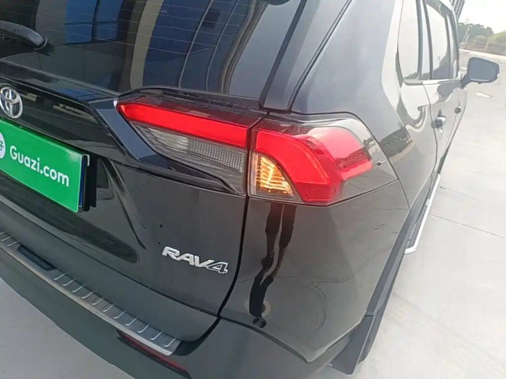 Toyota RAV4 — фото 8