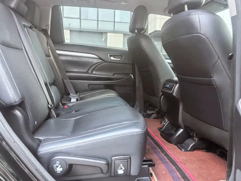 Toyota Highlander — фото 10