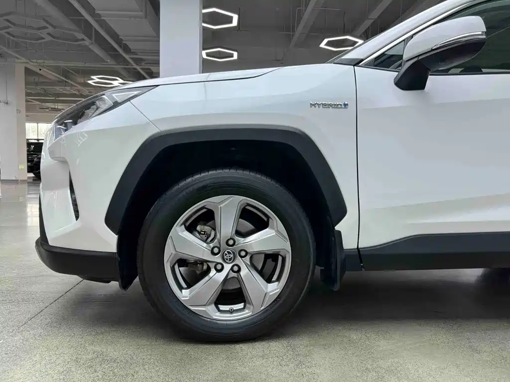 Toyota RAV4 — фото 6
