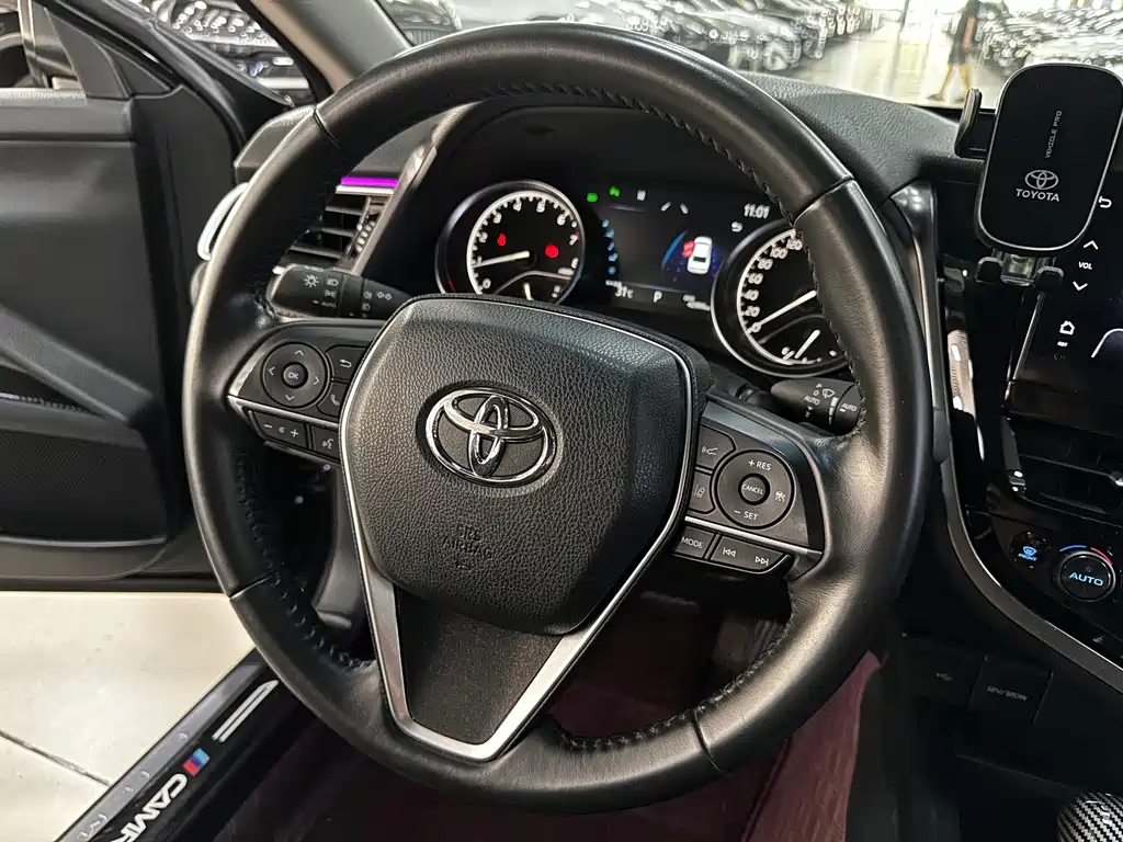 Toyota Camry — фото 14