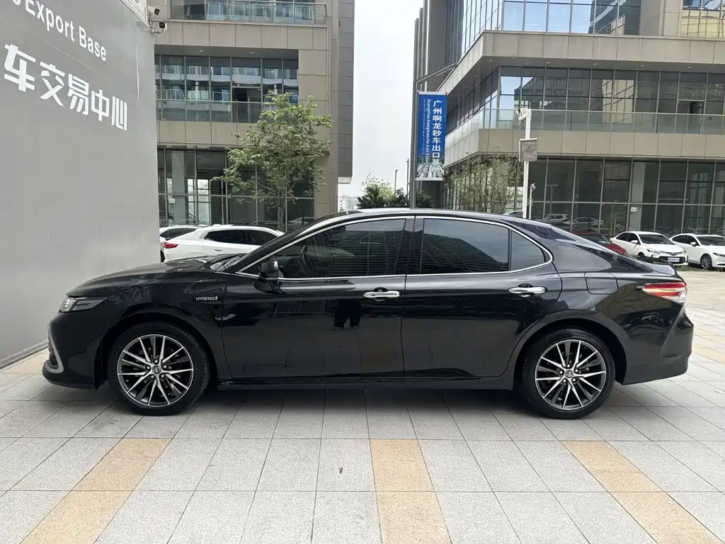 Toyota Camry — фото 3