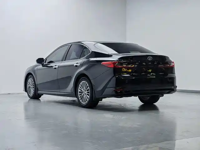 Toyota Camry — фото 11