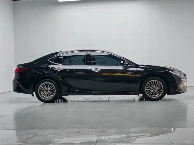 Toyota Camry — фото 4