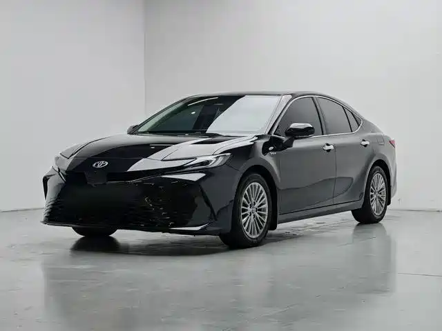 Toyota Camry — фото 1