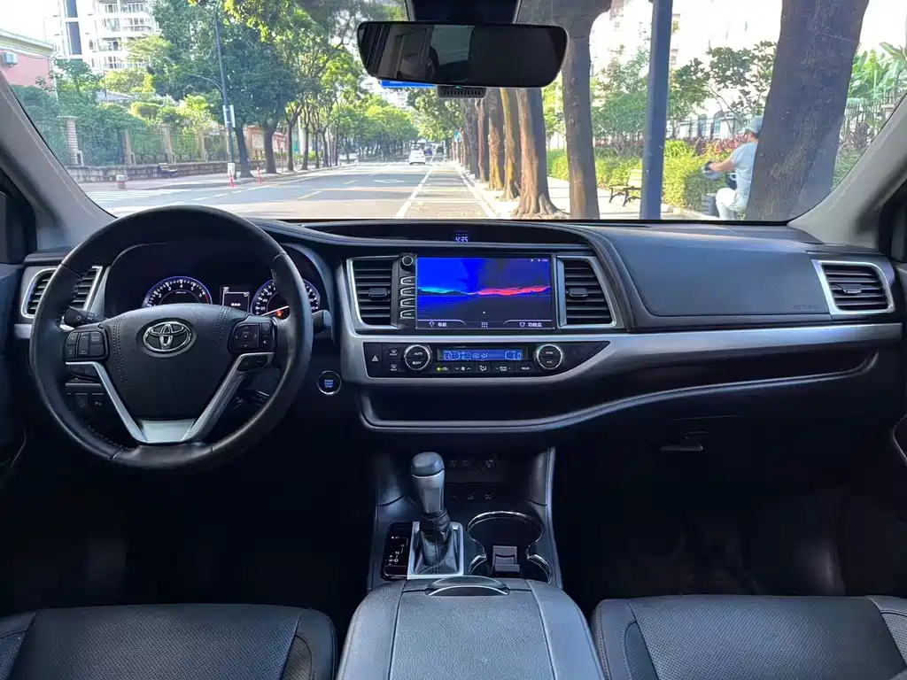 Toyota Highlander — фото 11