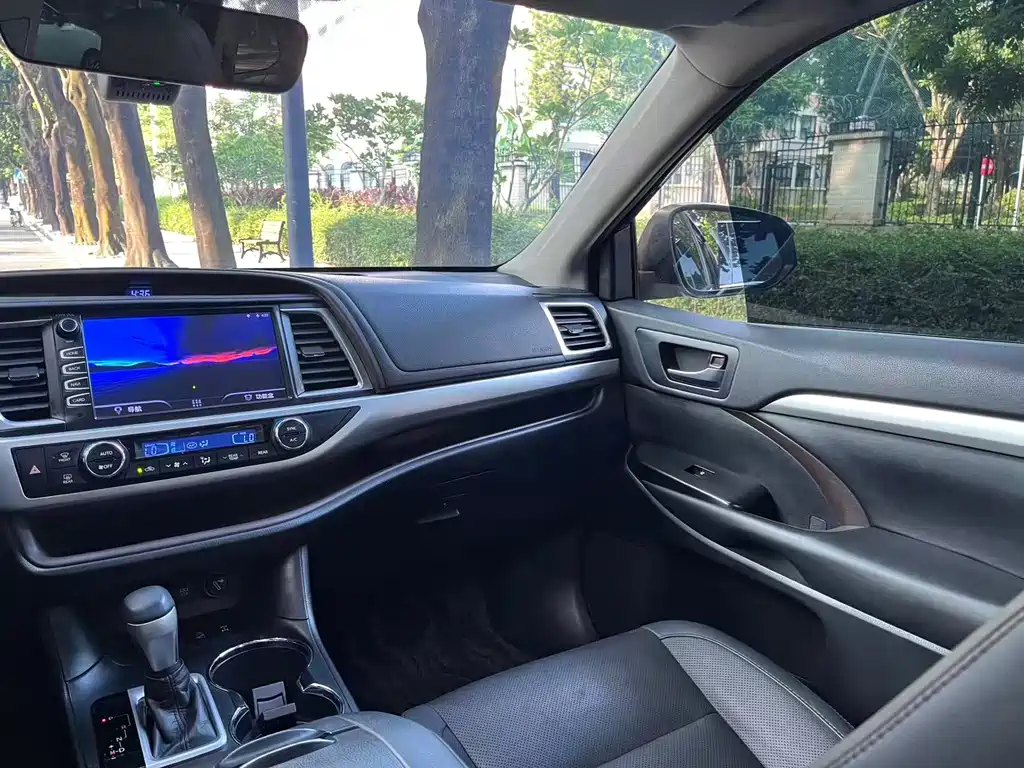 Toyota Highlander — фото 13