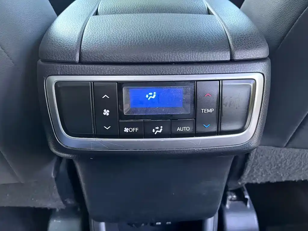 Toyota Highlander — фото 14