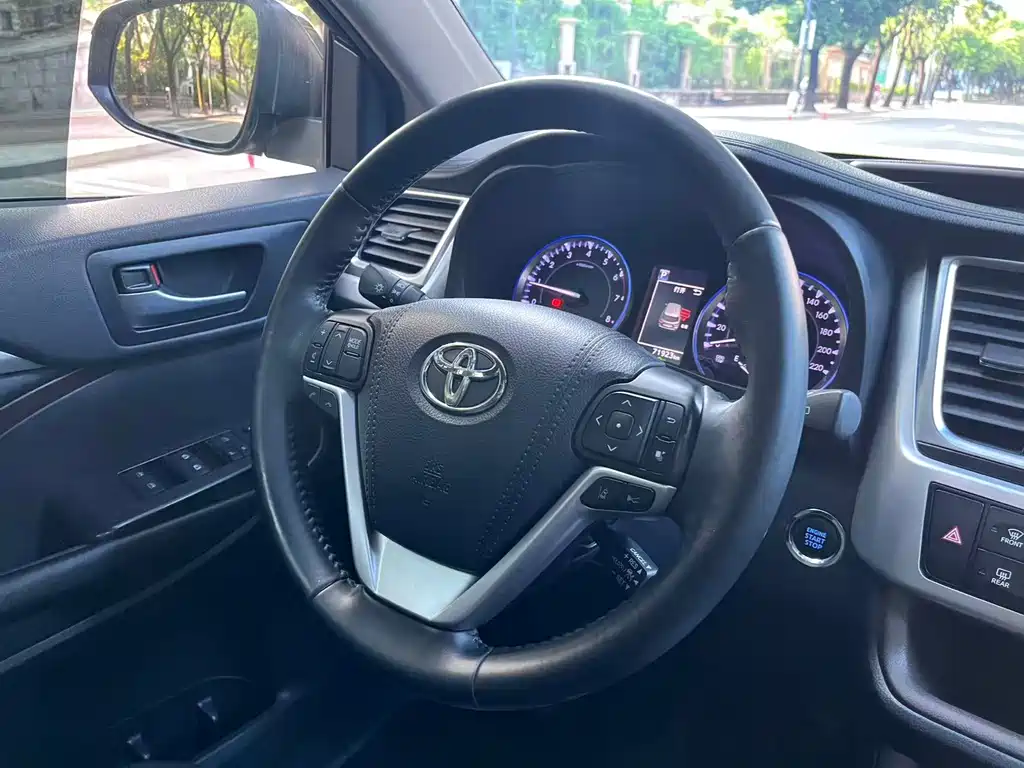 Toyota Highlander — фото 4