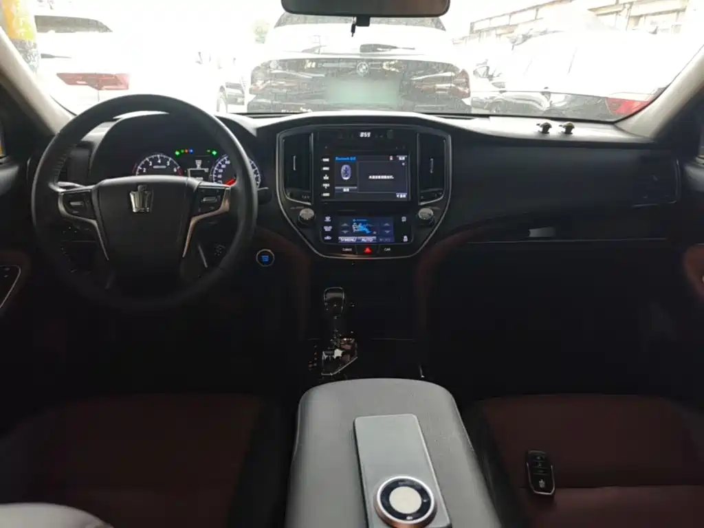 Toyota Crown — фото 10