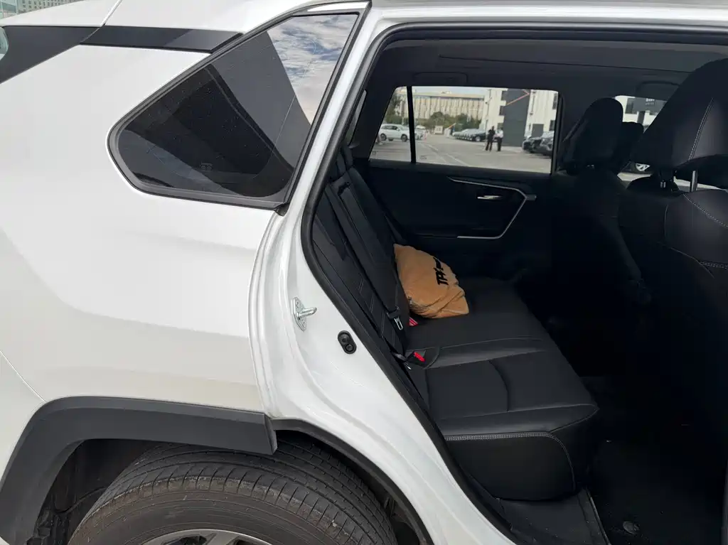 Toyota RAV4 — фото 13